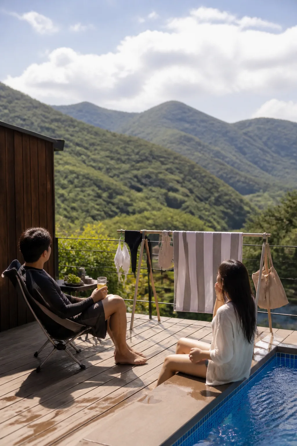 강원도풀빌라 테라스에서 물놀이 장비와 수영복을 건조하며 쉬는 여행 장면